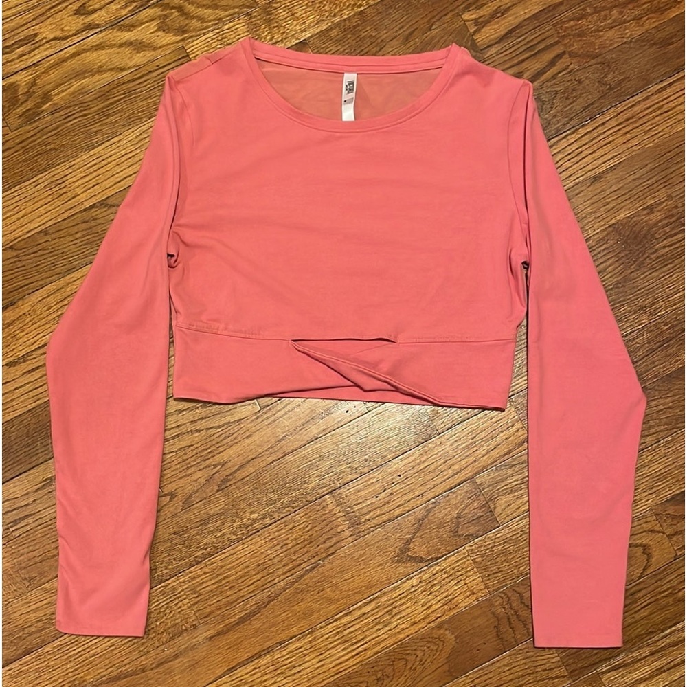 🏃‍♀️Victoria Sport Long Sleeve Cropped Shirt w/ Keyhole and Mesh Detail 🏃‍♀️